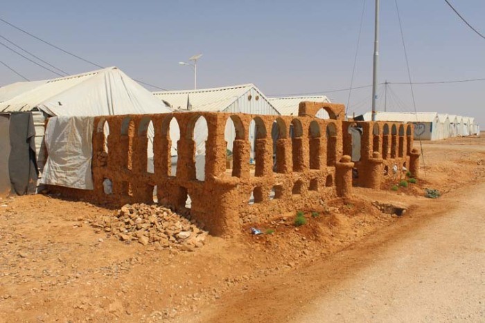 A cultural shelter/adobe interpretation of the Palmyra Arch of Triumph Al Azraq Refugee Camp, Jordan. © MIT, Future Heritage Lab, 2017